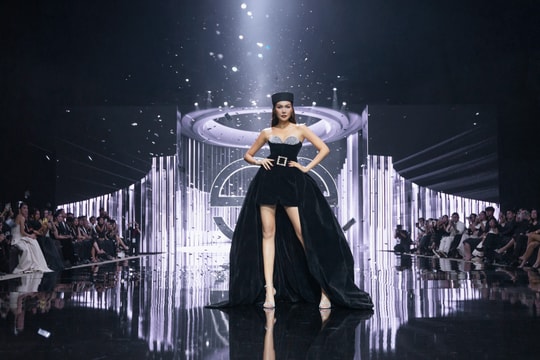 Siêu mẫu Thanh Hằng tỏa sáng trong vai trò vedette tại Elise Fashion Show Fall/Winter 2025