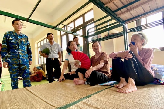 Hội LHPN Hà Nội và Sư đoàn Phòng không 361 chia sẻ khó khăn với người dân bị ảnh hưởng bởi bão lũ