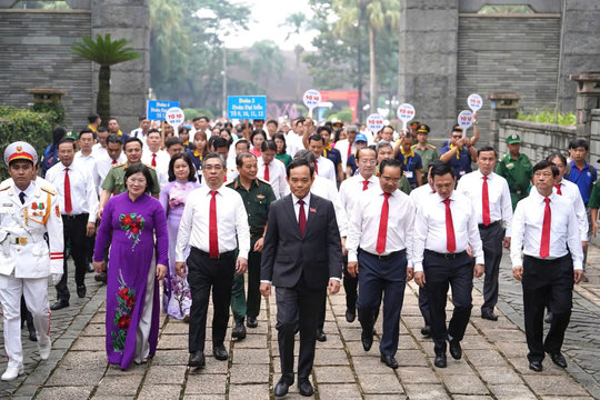 Đại biểu tham quan metro số 1, dâng hương tại Đài tưởng niệm các Vua Hùng