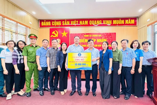 Phường Đống Đa thăm hỏi, trao tặng hỗ trợ nhân dân các xã bị ảnh hưởng bởi ngập lụt