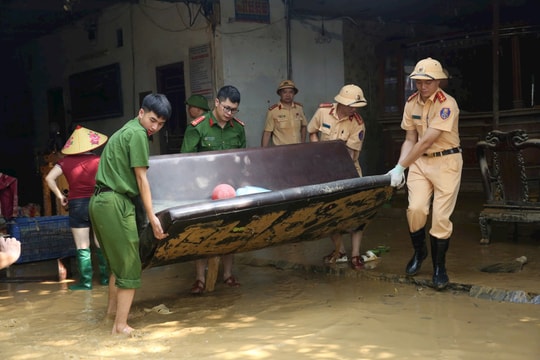 Hà Nội dồn lực hỗ trợ người dân vượt lũ lớn