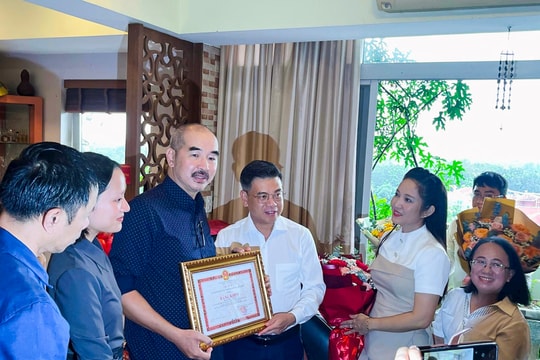 Đạo diễn Bùi Thạc Chuyên nhận Bằng khen của UBND TP Hồ Chí Minh