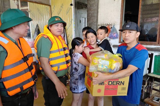 Ấm áp tình quân dân trong lũ lụt