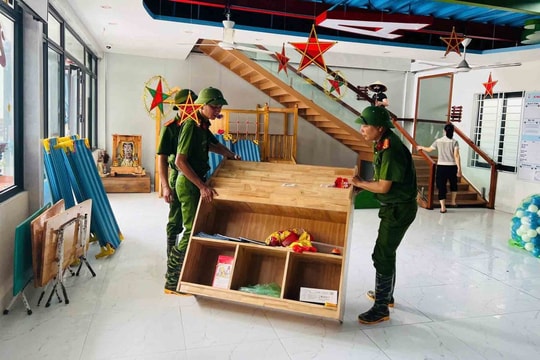 Huy động tối đa lực lượng hỗ trợ Nhân dân dọn dẹp sau lũ
