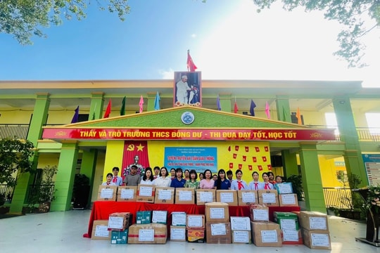 Những chuyến xe chở đầy yêu thương đến với học sinh vùng lũ