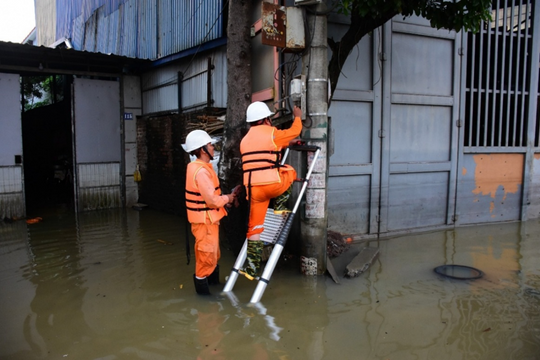 [Podcast] Tin tức ngày 13-10: Gần 10.000 hộ dân Hà Nội chưa được cấp điện do ngập úng