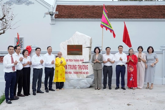 Gắn biển công trình Di tích Đền Trung Thượng chào mừng Đại hội Đảng bộ thành phố Hà Nội