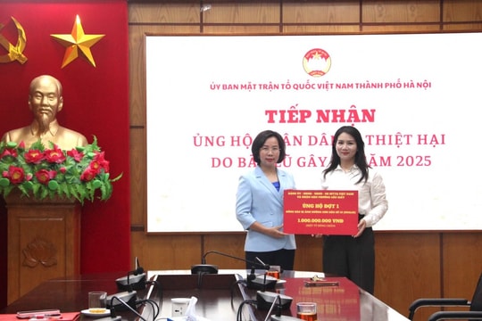Lãnh đạo Ủy ban MTTQ Việt Nam thành phố Hà Nội tiếp nhận ủng hộ Nhân dân bị thiệt hại do bão lũ