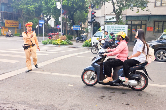 Học sinh vi phạm trật tự an toàn giao thông Người lớn tùy tiện, con trẻ soi vào gương xấu