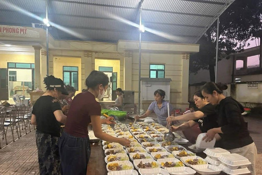 Hội LHPN xã Trung Giã hỗ trợ các hộ dân khắc phục ảnh hưởng bão lũ