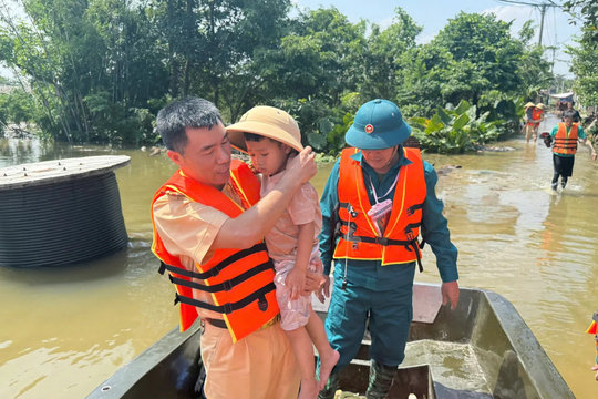 CSGT Thủ đô cùng dân chống lũ
