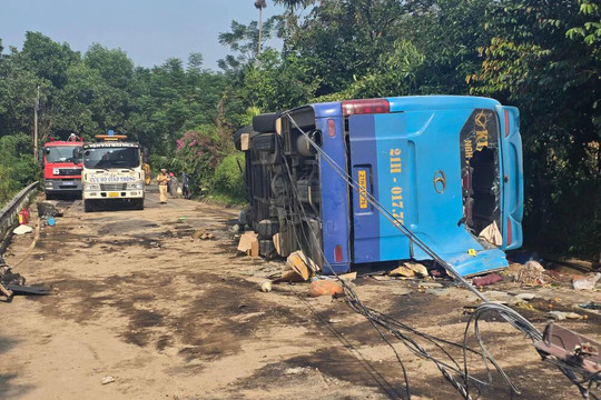 Tai nạn giao thông mới nhất 13/10/2025: xe giường nằm mất lái lao vào taluy, hai hành khách tử vong