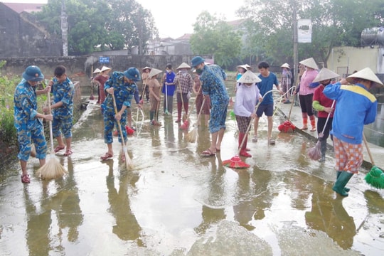 Cán bộ, chiến sĩ Sư đoàn 371 giúp nhân dân khắc phục hậu quả bão số 11
