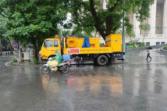 Mưa nhỏ từ rạng sáng, Hà Nội chưa có điểm úng ngập