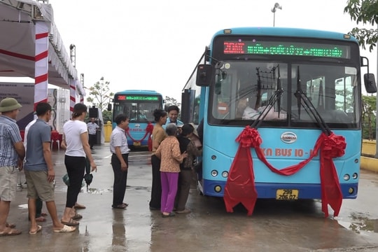 Xã Minh Châu hồ hởi khai trương tuyến xe buýt công cộng đầu tiên