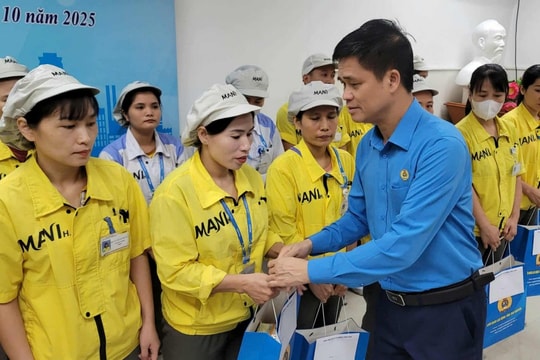 Lãnh đạo Tổng LĐLĐ Việt Nam trao quà hỗ trợ đoàn viên Công đoàn tỉnh Thái Nguyên