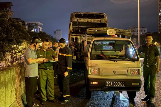 Kịp thời khống chế vụ cháy xe đầu kéo tại đường Vành đai 3 trên cao