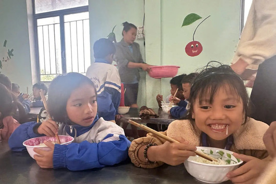 Những bữa ăn miễn phí cho học trò vùng cao