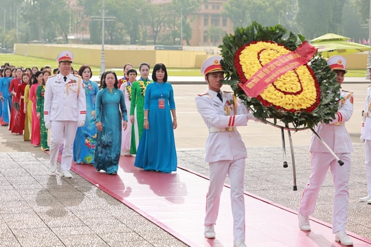 90 nữ đoàn viên Công đoàn tiêu biểu báo công dâng Bác