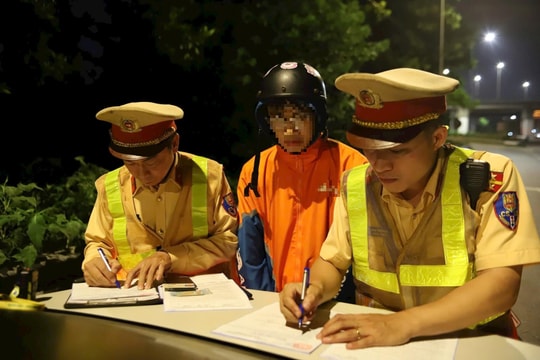 Di chuyển theo Google Map, tài xế môtô vô tư đi vào... cao tốc