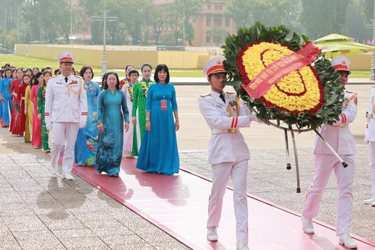 Lãnh đạo Tổng LĐLĐ Việt Nam và 90 nữ đoàn viên Công đoàn tiêu biểu báo công dâng Bác
