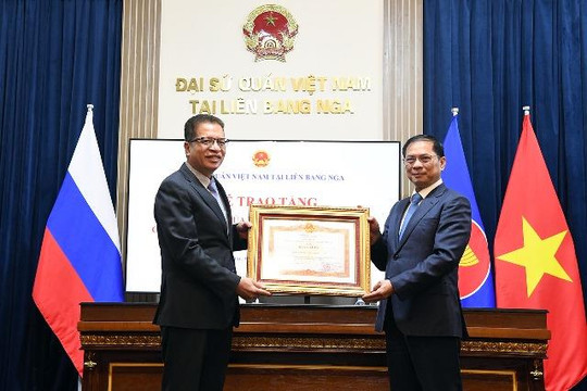 Phó Thủ tướng Bùi Thanh Sơn gặp gỡ cán bộ, nhân viên Đại sứ quán Việt Nam tại Liên bang Nga