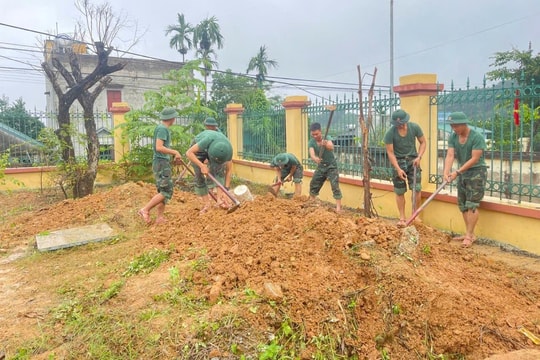 Chiến sĩ Trường Sĩ quan lục quân I thực hiện nhiệm vụ dân vận tại xã Yên Xuân