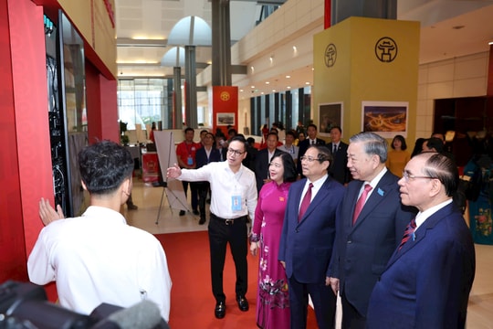 Hành trình phát triển của Đảng bộ Hà Nội qua “Bức tường lịch sử số”