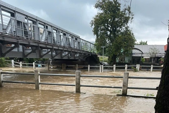 Huế: Mưa lớn gây ngập nhiều nơi, phải tăng xả hồ thủy điện Bình Điền