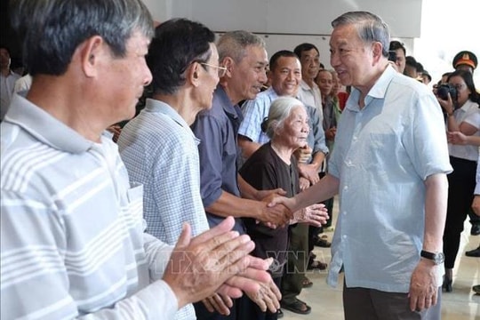 Tổng Bí thư Tô Lâm kiểm tra công tác khắc phục hậu quả bão, lụt và tặng quà đại diện hộ gia đình tại Thái Nguyên