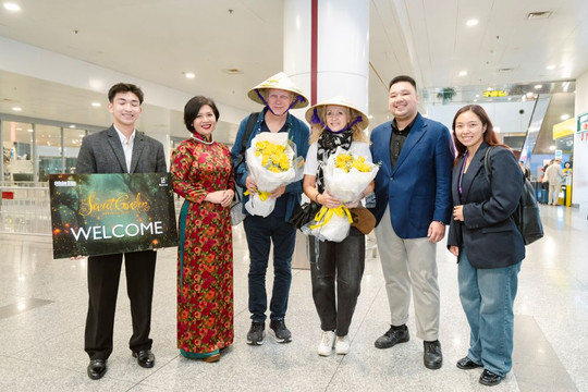 Thành viên Secret Garden thích thú khi được tặng nón lá vẽ tay ở sân bay Việt Nam