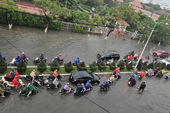 Nha Trang: Mưa lớn kéo dài khiến nhiều khu vực ngập nặng cục bộ