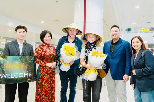 Secret Garden rạng rỡ check-in cùng nón lá Việt Nam