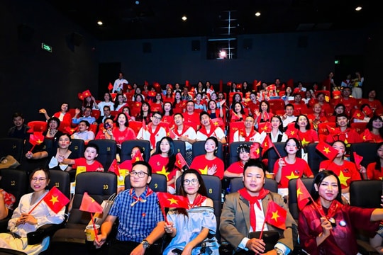 Lợi nhuận bán vé "Tổ quốc trong tim: The Concert Film" sẽ được ủng hộ đồng bào vùng bão lũ