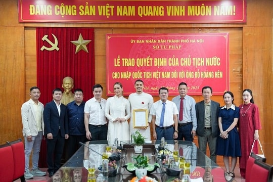 Trao quyết định cho nhập Quốc tịch Việt Nam đối với tiền vệ Đỗ Hoàng Hên