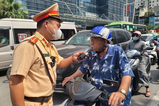 Cảnh sát giao thông toàn quốc đồng loạt ra quân kiểm tra nồng độ cồn