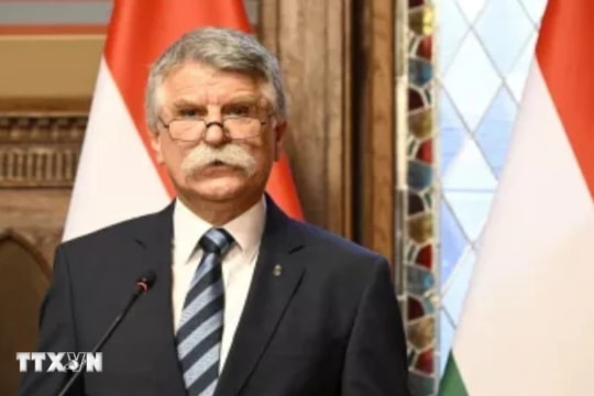 Chủ tịch Quốc hội Hungary Kover Laszlo bắt đầu thăm chính thức Việt Nam