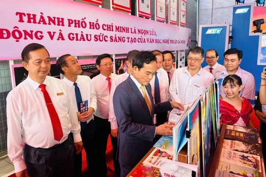 TP Hồ Chí Minh: Tặng Không gian “Cây tri thức” và 126.000 cuốn sách cho sinh viên