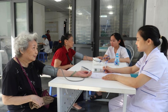 Gần 1.000 người cao tuổi phường Định Công được khám sức khỏe miễn phí