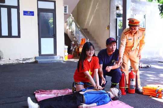 Công an Hà Nội tập huấn kỹ năng cứu người đuối nước cho học sinh 