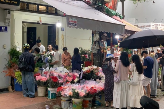 Thị trường hoa tươi ngày 20-10 sôi động, giá tăng nhẹ