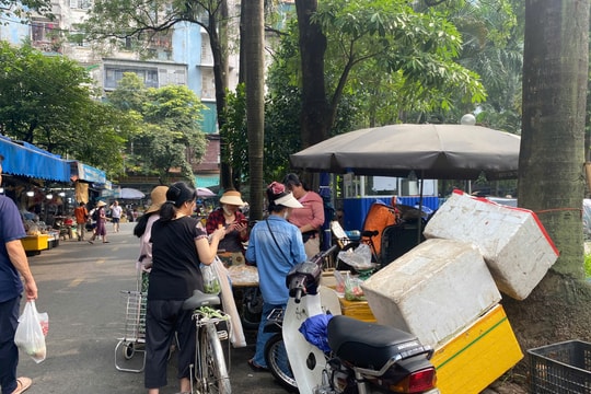 Phường Yên Hòa: “Chợ cóc” lấn chiếm vỉa hè, vườn hoa, khu đô thị