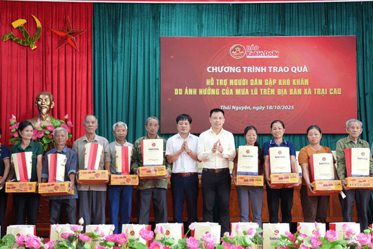 Báo Kinh tế và Đô thị sẻ chia cùng người dân Trại Cau vượt qua bão lũ