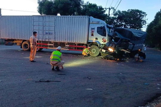 Tai nạn giao thông mới nhất 19/10/2025: xe cứu hộ gây tai nạn liên hoàn trên quốc lộ 26
