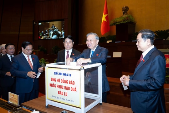 Đại biểu Quốc hội quyên góp, ủng hộ đồng bào khắc phục hậu quả bão lũ