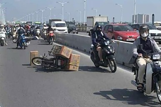 Vụ tai nạn chết người trên cầu Vĩnh Tuy (Hà Nội) Thông tin shipper gây tai nạn rồi nhảy cầu là không chính xác