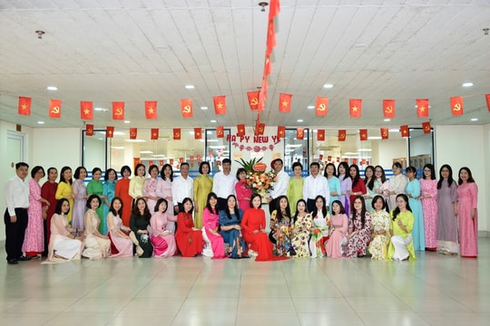 Công đoàn BHXH thành phố Hà Nội tôn vinh nữ viên chức, người lao động