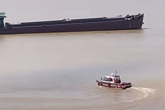 Công an Hà Nội bác tin tài xế nhảy cầu Vĩnh Tuy sau tai nạn chết người