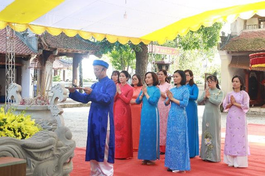 Hội LHPN Hà Nội dâng hương tại Đền Hát Môn: Tiếp nối hào khí ngàn năm
