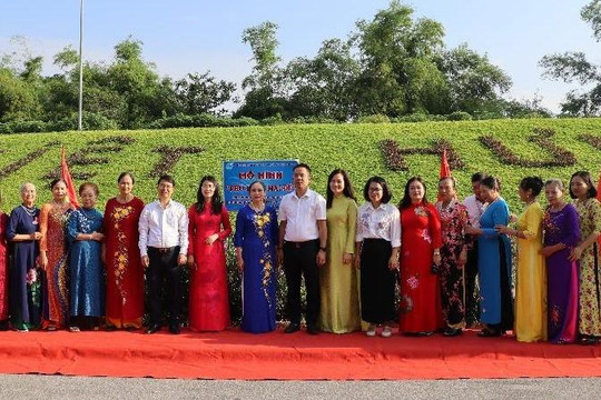 Chào mừng kỷ niệm 95 năm thành lập Hội LHPN Việt Nam và ngày phụ nữ Việt Nam 20/10 Hội LHPN phường Việt Hưng ra mắt mô hình dân vận khéo “Phủ xanh mái đê”